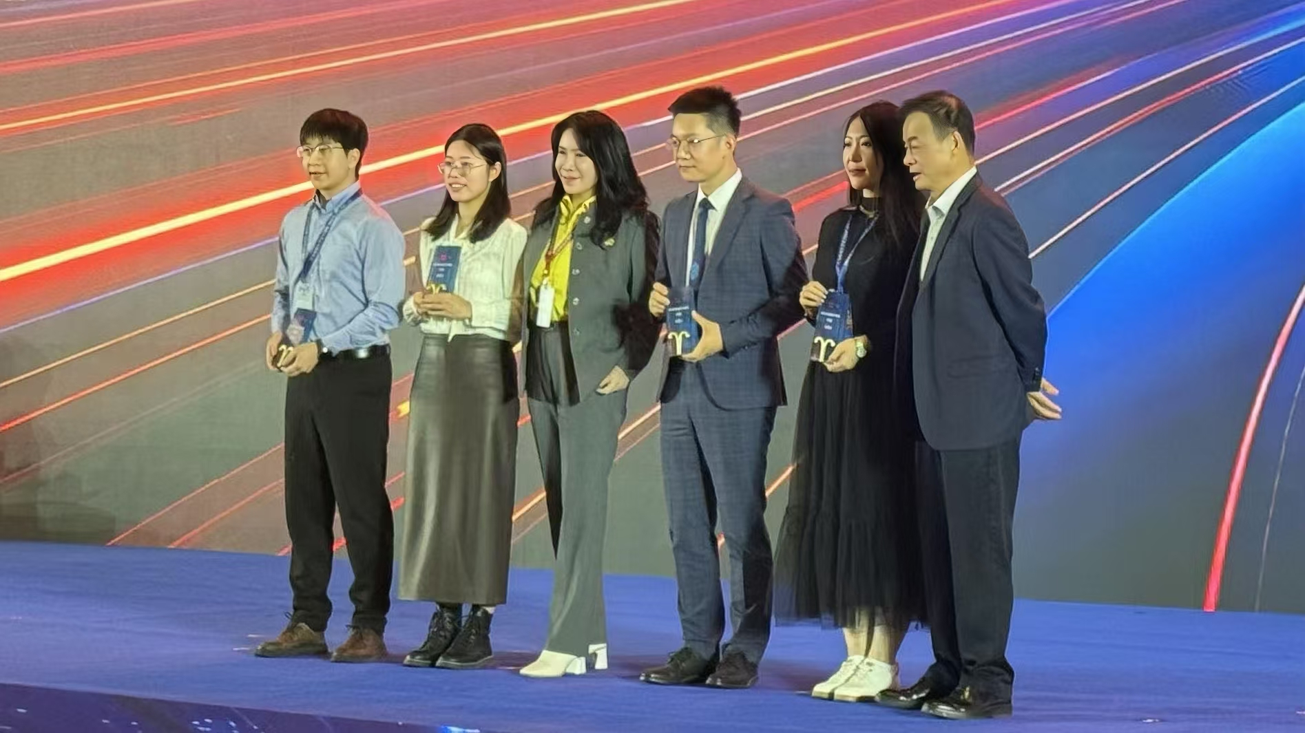 倍头条 | 老子有钱lzyq88董事长权秋红受邀出席2024证券时报·新财富杂志分析师年会颁奖礼 